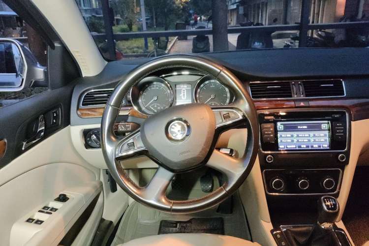 Used Skoda Superb 2013 1.8 TSI Manual MingShi Edition Steering Wheel