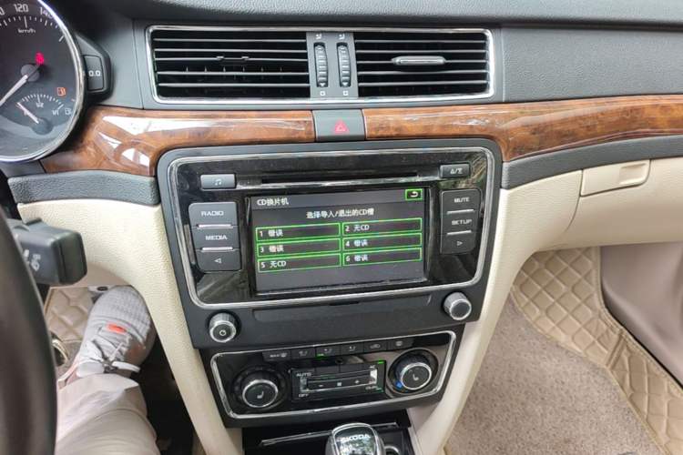 Used Skoda Superb 2013 1.8TSI Automatic Yashi Edition Audio And AC Panel