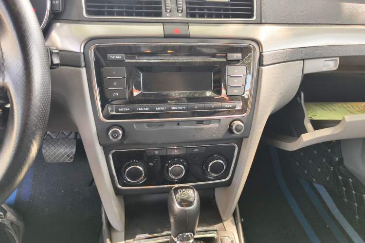 Used Skoda Superb 2013 1.4TSI DSG Sport Edition Audio And AC Panel