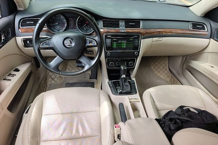 Used Skoda Superb 2013 1.8TSI Automatic Yashi Edition Center Console