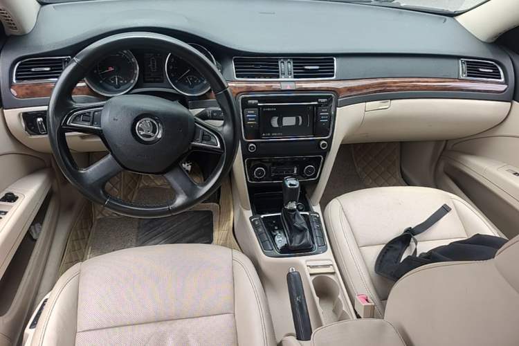 Used Skoda Superb 2013 1.8TSI Automatic Yashi Edition Center Console