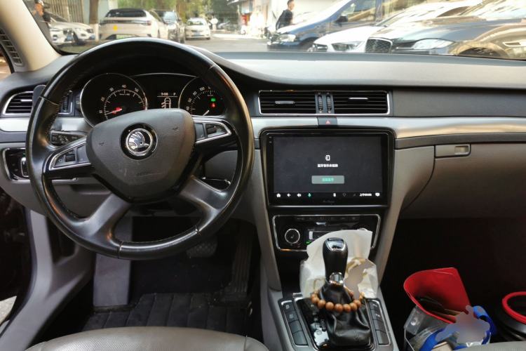 Used Skoda Superb 2013 1.8TSI Automatic Yashi Edition Center Console