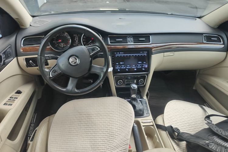 Used Skoda Superb 2013 1.8TSI Automatic Yashi Edition Center Console