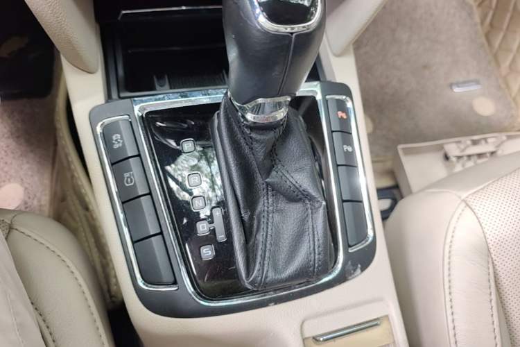 Used Skoda Superb 2013 1.8TSI Automatic Yashi Edition Gear Lever