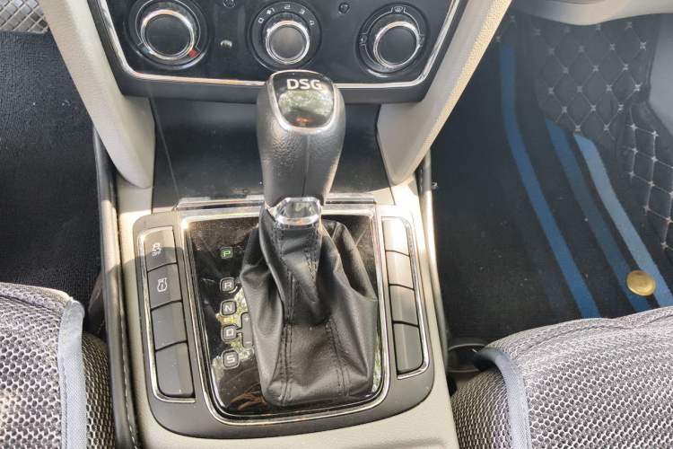 Used Skoda Superb 2013 1.4TSI DSG Sport Edition Gear Lever