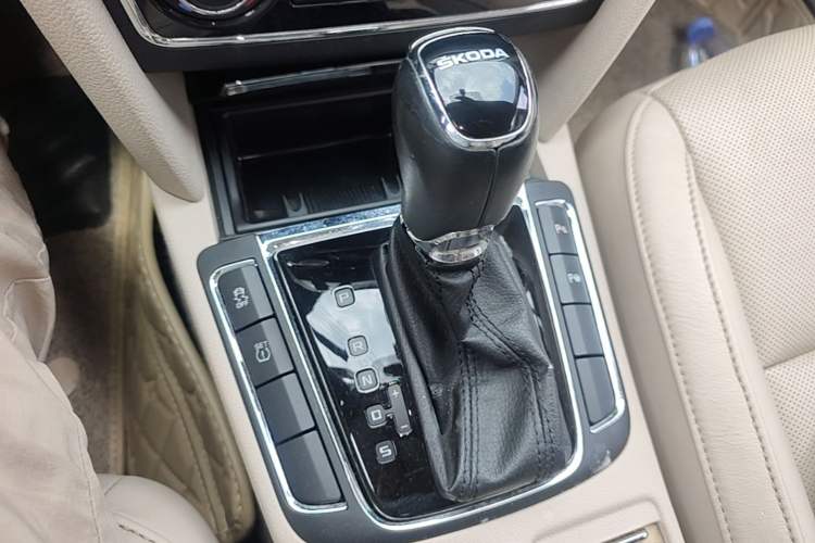 Used Skoda Superb 2013 1.8TSI Automatic Yashi Edition Gear Lever