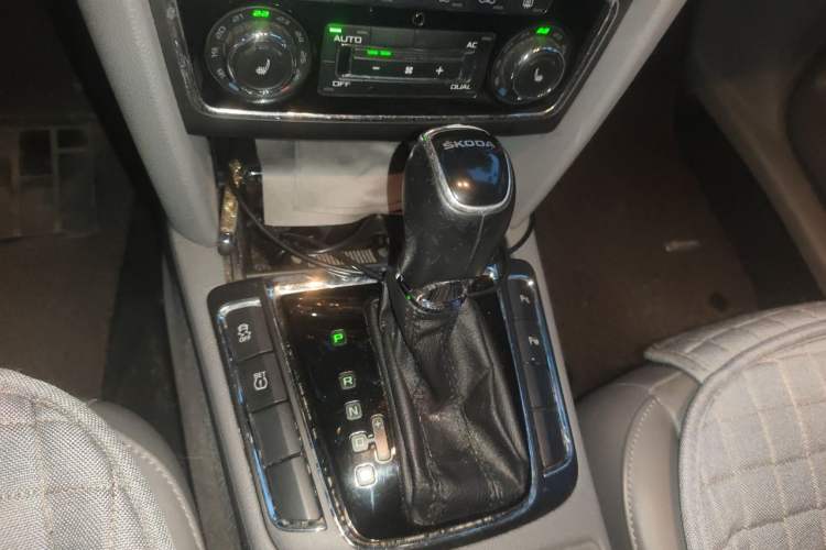 Used Skoda Superb 2013 1.8TSI Automatic Yashi Edition Gear Lever