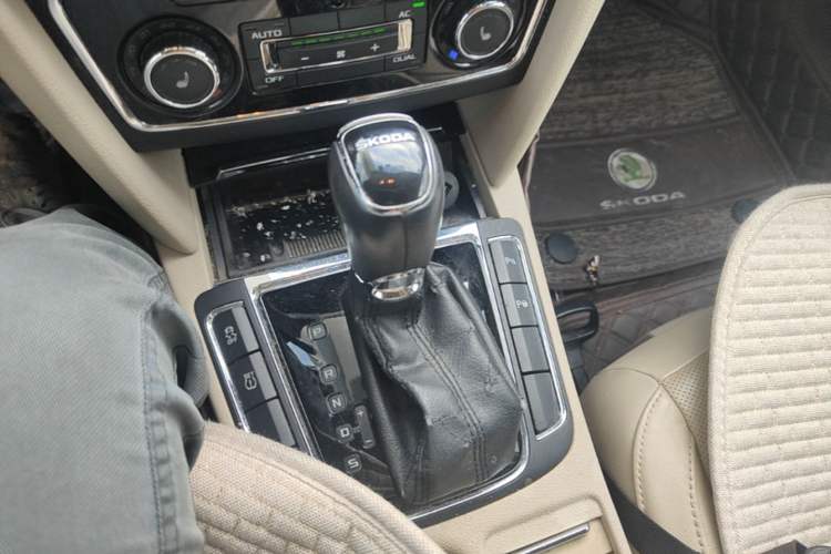 Used Skoda Superb 2013 1.8TSI Automatic Yashi Edition Gear Lever