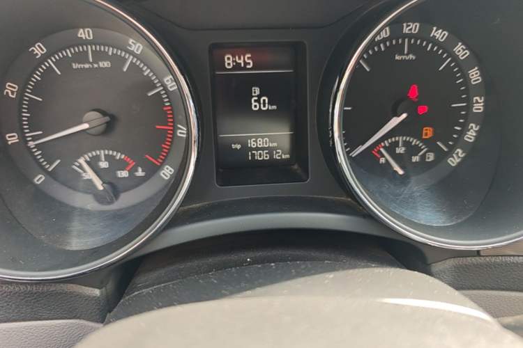 Used Skoda Superb 2013 1.4TSI Manual Shengshi Edition Odometer Close Up