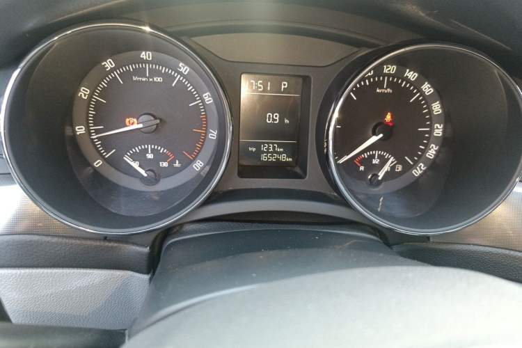 Used Skoda Superb 2013 1.4TSI DSG Sport Edition Odometer Close Up