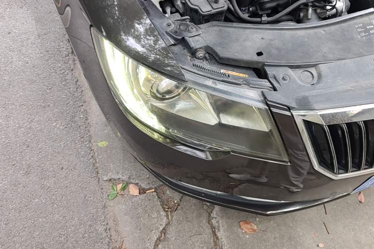 Used Skoda Superb 2013 1.8TSI Automatic Yashi Edition Right Front Headlight