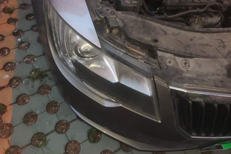 Used Skoda Superb 2013 1.8TSI Automatic Yashi Edition Right Front Headlight