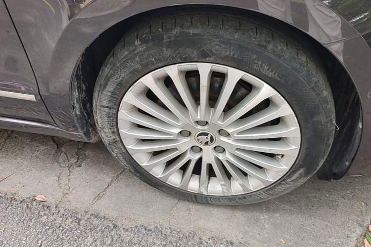 Used Skoda Superb 2013 1.8TSI Automatic Yashi Edition Right Front Wheel Hub
