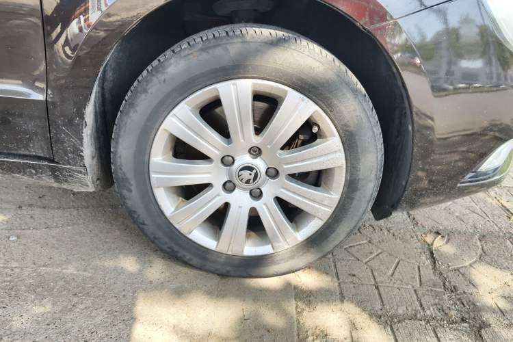 Used Skoda Superb 2013 1.4TSI DSG Sport Edition Right Front Wheel Hub