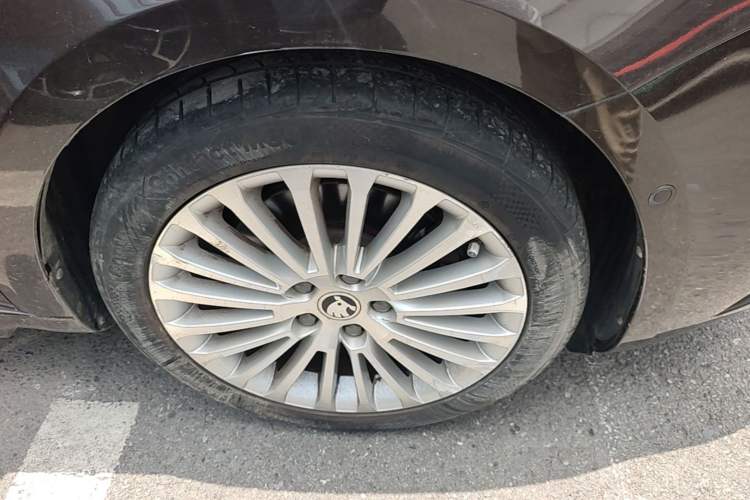 Used Skoda Superb 2013 1.8TSI Automatic Yashi Edition Right Front Wheel Hub