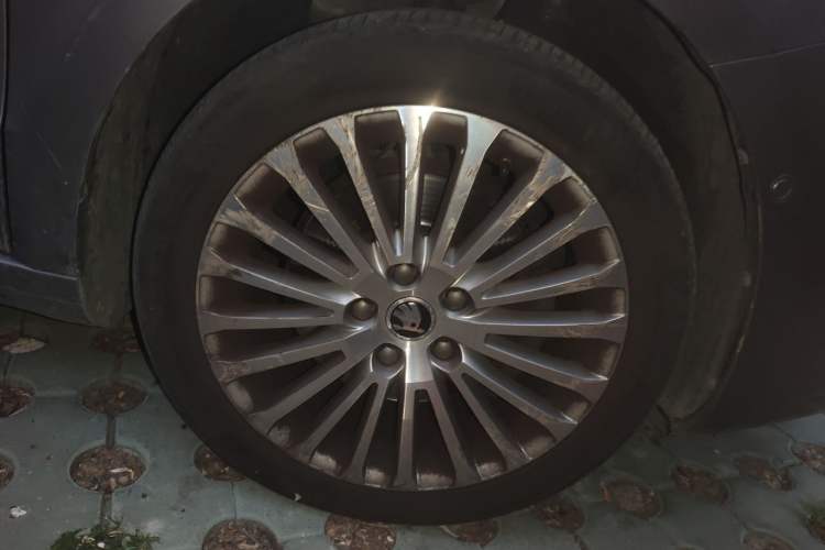 Used Skoda Superb 2013 1.8TSI Automatic Yashi Edition Right Front Wheel Hub