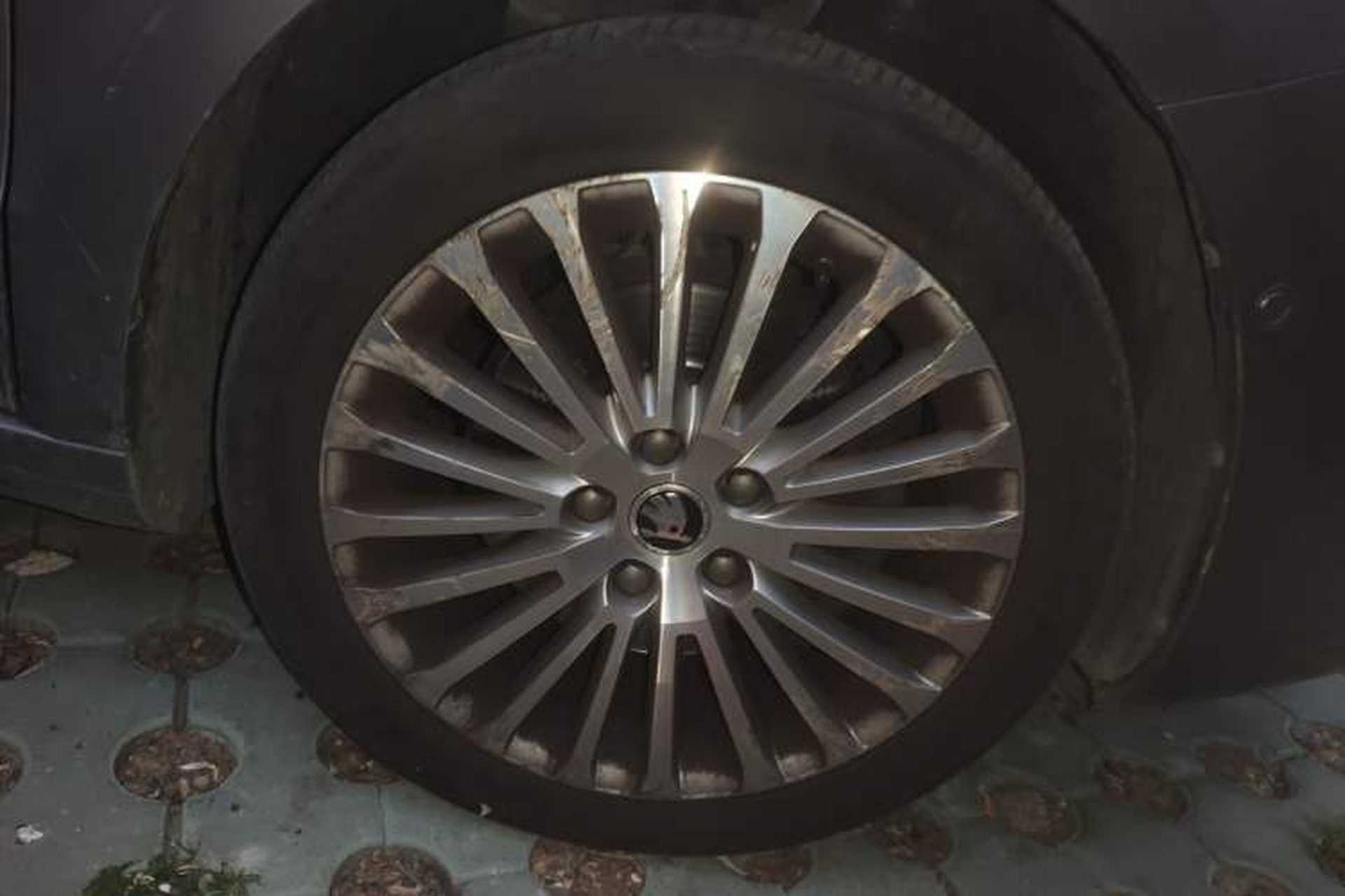 Used Skoda Superb 2013 1.8TSI Automatic Yashi Edition Right Front Wheel Hub