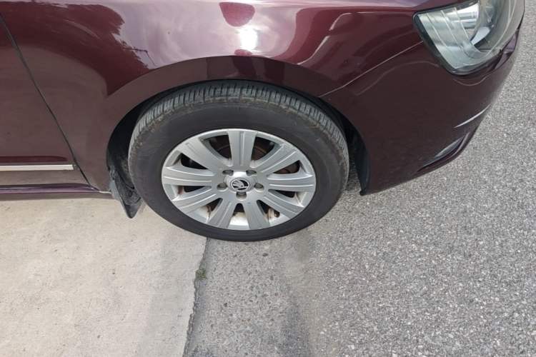 Used Skoda Superb 2013 1.4TSI Manual Shengshi Edition Right Front Wheel Hub