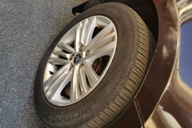 Used Skoda Superb 2013 1.8TSI Automatic Yashi Edition Right Front Wheel Hub