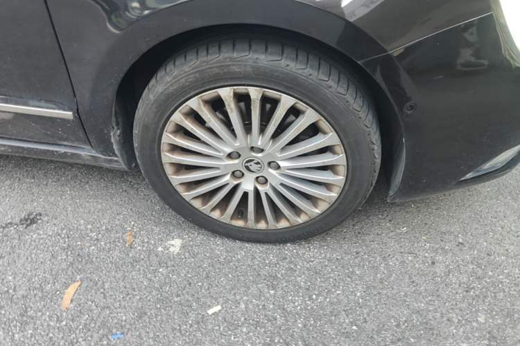 Used Skoda Superb 2013 1.8TSI Automatic Yashi Edition Right Front Wheel Hub