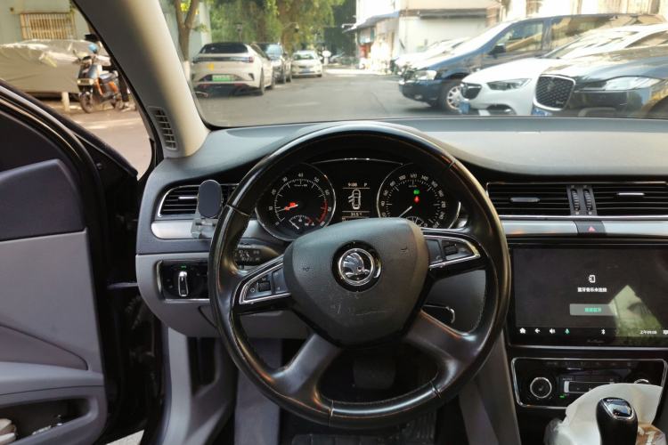 Used Skoda Superb 2013 1.8TSI Automatic Yashi Edition Steering Wheel
