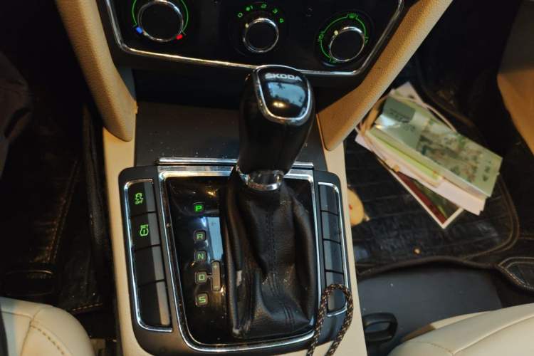 Used Skoda Superb 2013 1.8TSI Automatic MingShi Edition Gear Lever