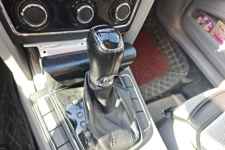 Used Skoda Superb 2013 1.8TSI Automatic MingShi Edition Gear Lever