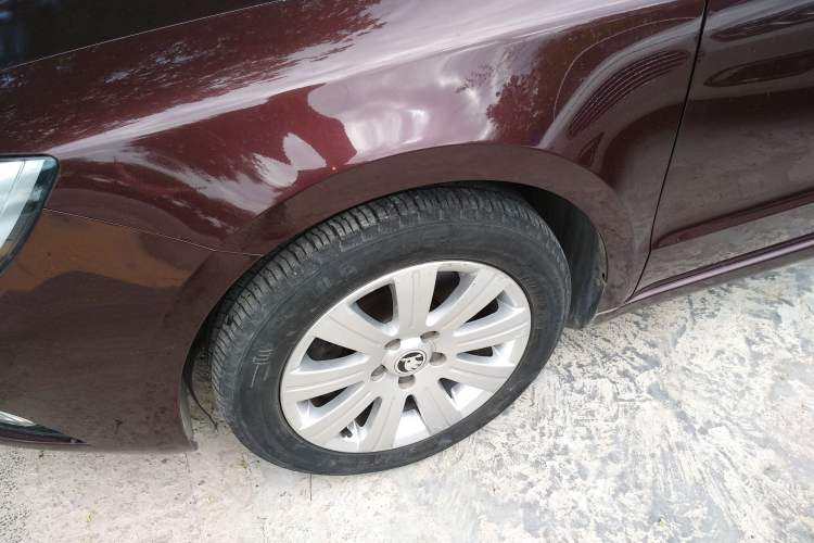 Used Skoda Superb 2013 1.4TSI Manual Shengshi Edition Left Front Wheel Hub