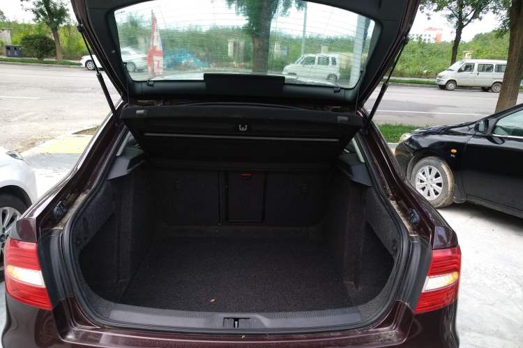 Used Skoda Superb 2013 1.4TSI Manual Shengshi Edition Trunk