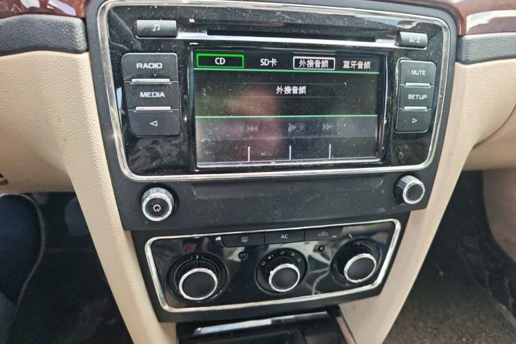 Used Skoda Superb 2013 1.8 TSI Manual MingShi Edition Audio And AC Panel