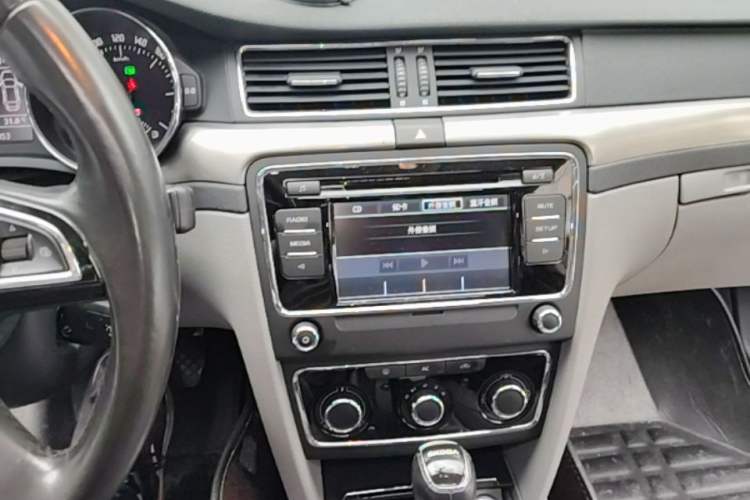 Used Skoda Superb 2013 1.8TSI Automatic MingShi Edition Audio And AC Panel
