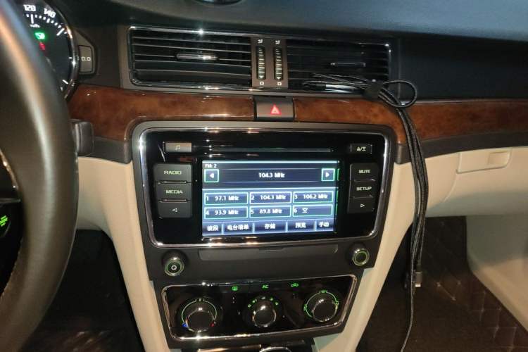 Used Skoda Superb 2013 1.8TSI Automatic MingShi Edition Audio And AC Panel