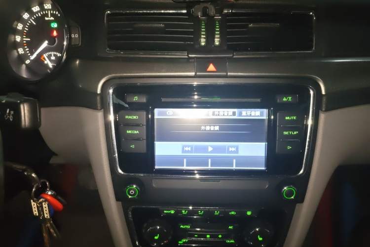 Used Skoda Superb 2013 1.8TSI Automatic Yashi Edition Audio And AC Panel