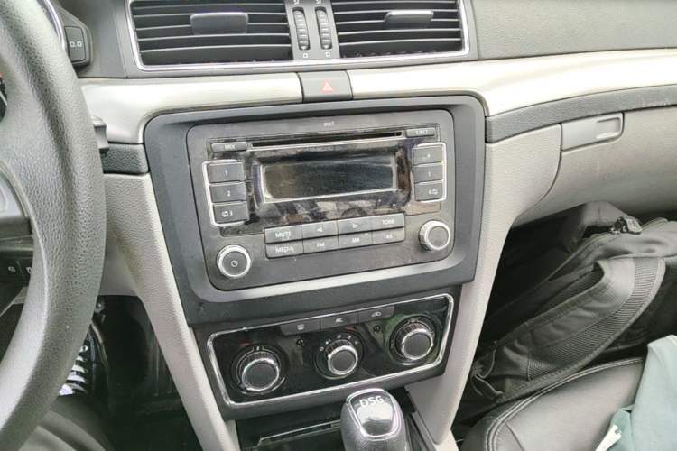 Used Skoda Superb 2013 1.4TSI DSG Sport Edition Audio And AC Panel