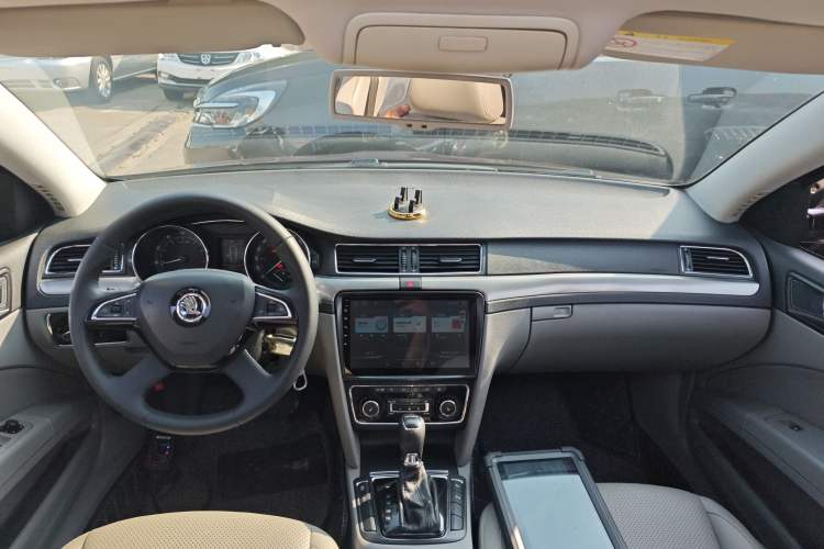 Used Skoda Superb 2013 1.8TSI Automatic Yashi Edition Center Console