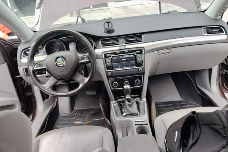 Used Skoda Superb 2013 1.8TSI Automatic MingShi Edition Center Console