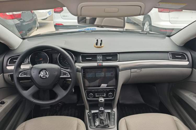 Used Skoda Superb 2013 1.8TSI Automatic Yashi Edition Center Console