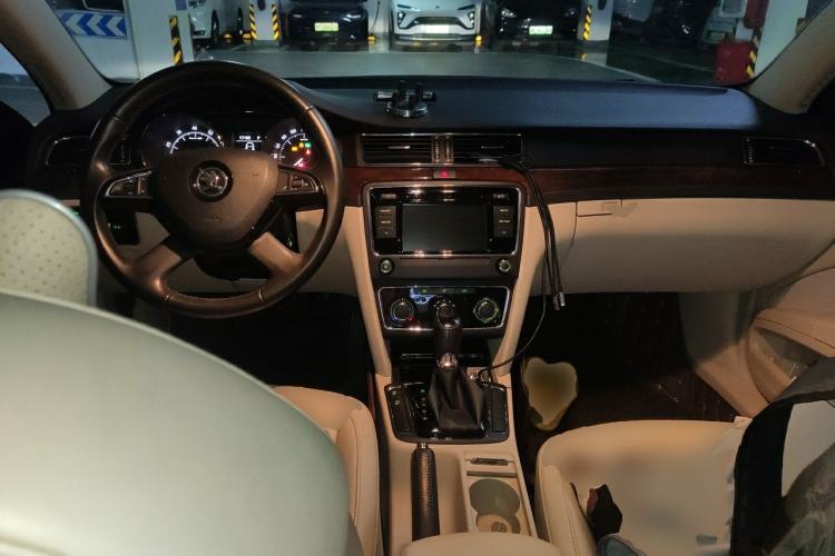 Used Skoda Superb 2013 1.8TSI Automatic MingShi Edition Center Console