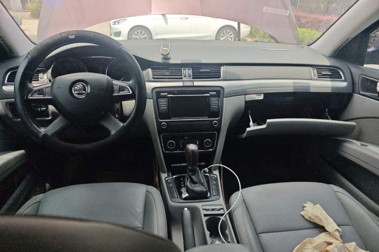 Used Skoda Superb 2013 1.8TSI Automatic Yashi Edition Center Console