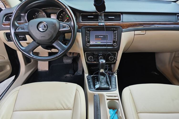 Used Skoda Superb 2013 1.8TSI Automatic MingShi Edition Center Console