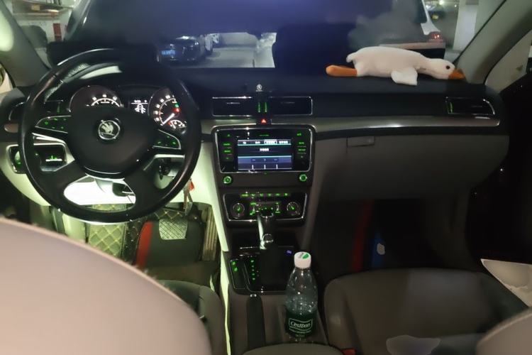 Used Skoda Superb 2013 1.8TSI Automatic Yashi Edition Center Console