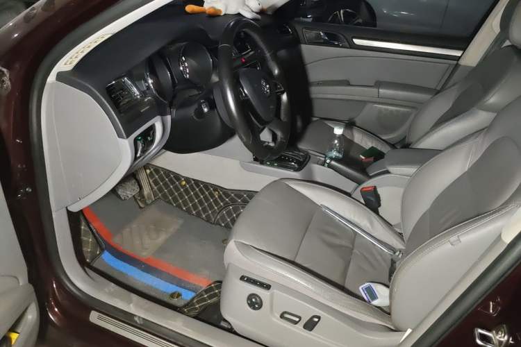 Used Skoda Superb 2013 1.8TSI Automatic Yashi Edition Driver Seat