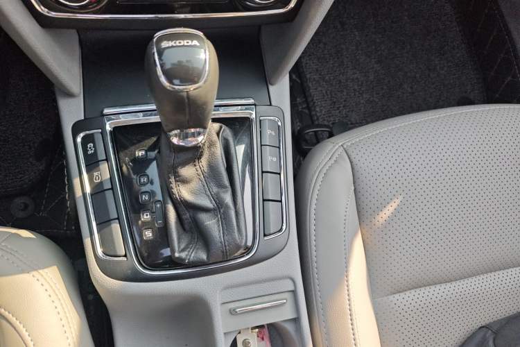 Used Skoda Superb 2013 1.8TSI Automatic Yashi Edition Gear Lever