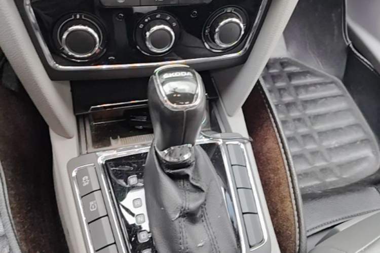 Used Skoda Superb 2013 1.8TSI Automatic MingShi Edition Gear Lever