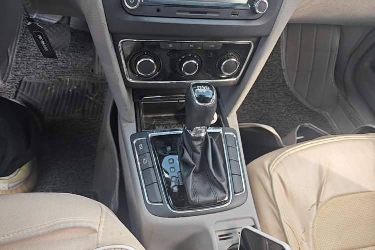 Used Skoda Superb 2013 1.4TSI DSG Sport Edition Gear Lever