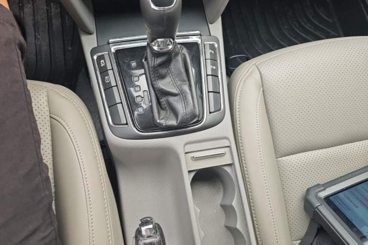 Used Skoda Superb 2013 1.8TSI Automatic Yashi Edition Gear Lever