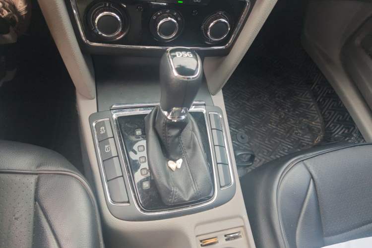 Used Skoda Superb 2013 1.4TSI DSG Sport Edition Gear Lever