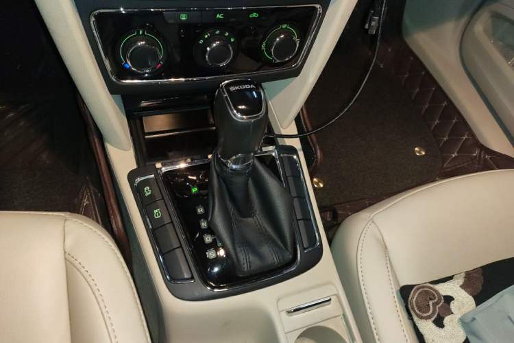Used Skoda Superb 2013 1.8TSI Automatic MingShi Edition Gear Lever