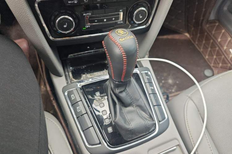 Used Skoda Superb 2013 1.8TSI Automatic Yashi Edition Gear Lever