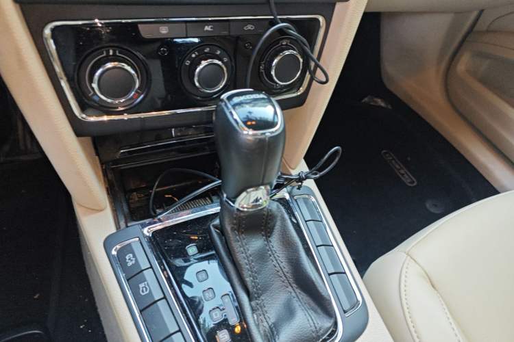 Used Skoda Superb 2013 1.8TSI Automatic MingShi Edition Gear Lever